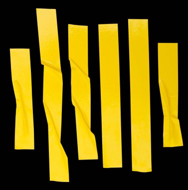 Buruşuk ya da buruşuk sarı yapıştırıcı bant ya da dikey olarak çizgili kumaş bant seti siyah arkaplanda kırpma yolu ile izole edilmiştir..