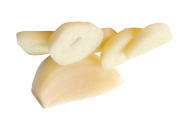 Dilimlenmiş sarımsaklı karanfil üst görünümü kırpma yolu ile beyaz arkaplanda izole edilir.