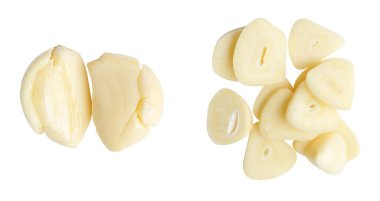 Üst görünüm soyulmuş sarımsaklı karanfil kümesi yığın halinde beyaz arkaplanda kırpma yolu ile izole edilir.