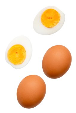 İki çiğ tavuk yumurtası ve yumurta sarısı ile pişirilmiş ya da kaynatılmış yumurta seti beyaz arka planda kırpma yolu ile izole edilir..