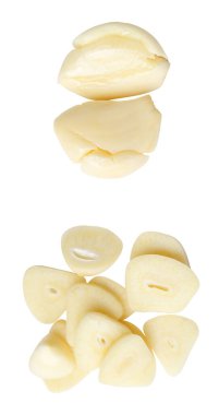 Üst görünüm soyulmuş sarımsaklı karanfil kümesi yığın halinde beyaz arkaplanda kırpma yolu ile izole edilir.