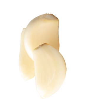 Soyulmuş sarımsak karanfillerinin ya da yığın içindeki parçaların üst görünümü png dosya biçiminde kırpma yolu ile izole edilir.