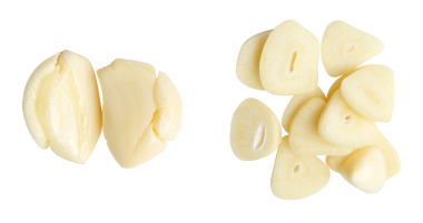 Üst görünüm soyulmuş sarımsak karanfil kümesi yığın halinde izole edilir png dosya biçiminde kırpma yolu ile.