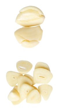 Üst görünüm soyulmuş sarımsak karanfil kümesi yığın halinde izole edilir png dosya biçiminde kırpma yolu ile.