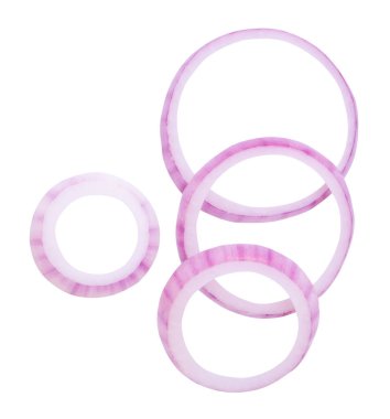 Üst görünüm taze kırmızı veya mor soğan halkaları veya yığın halinde dilimler kırpma yolu ile beyaz arka planda izole edilir.