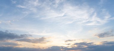 Güzel bir sabah ya da akşam mavi ve turuncu gökyüzü bulutlu günbatımları ya da günbatımları doğal karasal doku olarak kullanılan denizde çekilirken