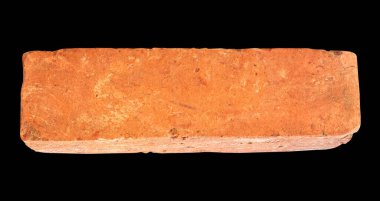 Tek eski kırmızı ya da turuncu tuğla siyah arka planda izole edilir. kırpma yolu ile.