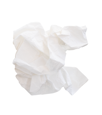 Vidalanmış veya buruşmuş beyaz kağıt topunun yan görünümü png dosya biçiminde kırpma yolu ile izole edilmiştir.