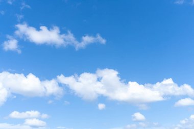 Düşük açı açısı ve güzel mavi gökyüzünün tam çerçevesi öğleden sonra tuhaf şekilli kabarık beyaz bulutlar ile güneşli bir günde dekoratif sanat çalışmalarında doğal arka plan dokusu olarak kullanılır..