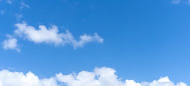 Düşük açı açısı ve güzel mavi gökyüzünün tam çerçevesi öğleden sonra tuhaf şekilli kabarık beyaz bulutlar ile güneşli bir günde dekoratif sanat çalışmalarında doğal arka plan dokusu olarak kullanılır..