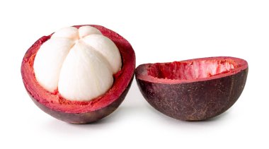 Olgun soyulmuş bir mangosteen kesme yolu ile beyaz arka planda izole edilir..