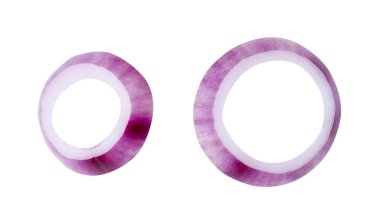 Üst görünüm taze kırmızı veya mor İspanyol soğan halkaları veya dilimleri kırpma yolu ile beyaz zemin üzerinde izole edilir.