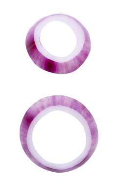 Üst görünüm taze kırmızı veya mor İspanyol soğan halkaları veya dilimleri kırpma yolu ile beyaz zemin üzerinde izole edilir.