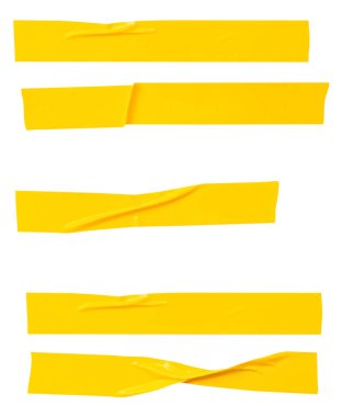 Kırışık ya da buruşuk sarı yapıştırıcı bant ya da şerit şeklinde kumaş bantların üst görünümü kırpma yolu ile beyaz arkaplanda izole edilmiştir..