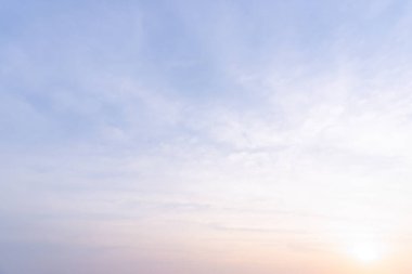 Güzel bir sabah ya da akşam mavi ve turuncu gökyüzü bulutlu günbatımları ya da günbatımları doğal karasal doku olarak kullanılan denizde çekilirken