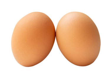 Yığındaki iki taze kahverengi tavuk yumurtasının yan görüntüsü kırpma yolu ile beyaz arka planda izole edilmiştir..