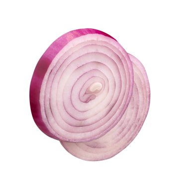 Üst üste iki İspanyol soğan veya kırmızı soğan dilimi kesme yolu ile beyaz arka planda izole edilir..