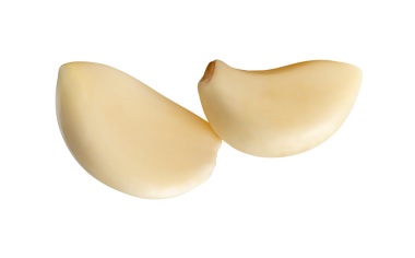 Soyulmuş iki sarımsak karanfil veya parçasının yan görünümü png dosya biçiminde kırpma yolu ile izole edilmiştir.