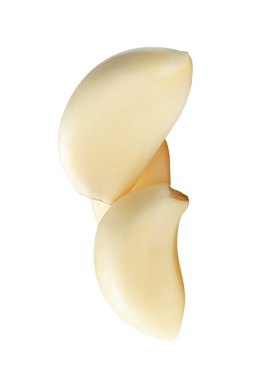 Üç soyulmuş sarımsak karanfili ya da yığın halinde parçaların yan görünümü png dosya biçiminde kırpma yolu ile izole edilmiştir.