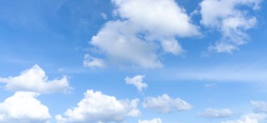 Düşük açı açısı ve güzel mavi gökyüzünün tam çerçevesi öğleden sonra tuhaf şekilli kabarık beyaz bulutlar ile güneşli bir günde dekoratif sanat çalışmalarında doğal arka plan dokusu olarak kullanılır..