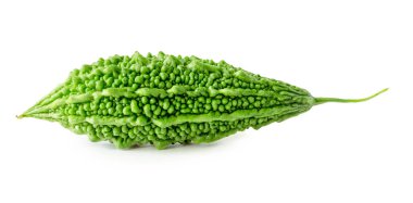 Tek yeşil acı kabak ya da acı kavun kesme yolu ile beyaz arka planda izole edilir..