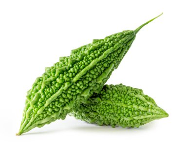 İki yeşil acı kabak ya da acı kavun yığını beyaz arka planda kırpma yolu ile izole edilir. 