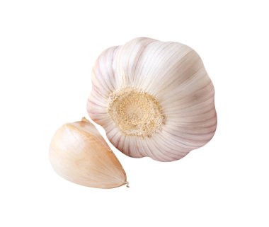 Soyulmamış bir sarımsak ampulü ve bir sarımsak karanfil seti beyaz arka planda kırpma yolu ile izole edilir..
