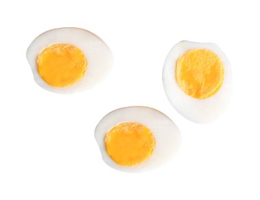 Üç yarım yumurta sarısı ile pişirilmiş ya da haşlanmış tavuk yumurtası seti beyaz arka planda kırpma yolu ile izole edilir.