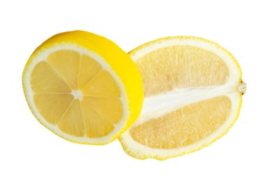 Olgun sarı limon meyvelerinin daire şeklinde dilimleri ve oval şekillerin üst üste dizilmesi beyaz arka planda kırpma yolu ile izole edilmiştir..