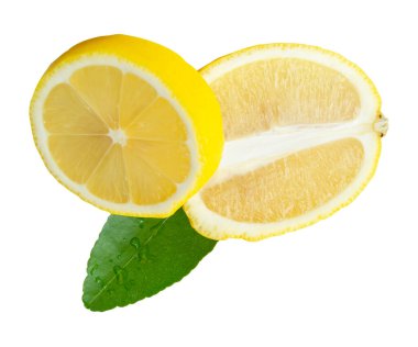 Olgun sarı limon meyvelerinin daire şeklinde dilimleri ve yeşil yapraklı oval şekilleri kesme yolu ile beyaz arka planda izole edilir..