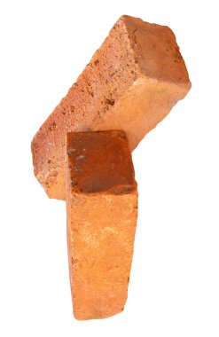 Yığındaki iki çatlamış kırmızı ya da turuncu tuğlanın yan görünümü kırpma yolu ile beyaz arkaplanda izole edilmiştir..