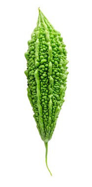 Tek yeşil acı kabak ya da acı kavun kesme yolu ile beyaz arka planda izole edilir.. 