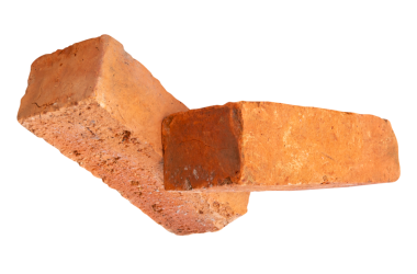 Yığındaki iki çatlamış eski kırmızı veya turuncu tuğlanın yan görünümü png dosya biçiminde kırpma yolu ile izole edilmiştir.