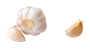 Bir soyulmamış sarımsak ampulü ve iki sarımsak karanfili üst görünüm kümesi png dosya biçiminde kırpma yolu ile izole edilir.