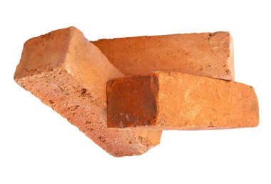 Yığındaki üç çatlamış kırmızı ya da turuncu tuğlanın yan görünümü kırpma yolu ile beyaz arkaplanda izole edilmiştir.