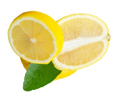 Olgun sarı limon meyvesi, daire şeklinde dilimler ve yeşil yapraklı oval şekil beyaz arka planda kırpma yolu ile izole edilmiştir..