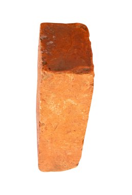 Kırık eski kırmızı ya da turuncu tuğlalardan birinin kenar görüntüsü kırpma yolu ile beyaz zemin üzerinde izole edilmiştir..