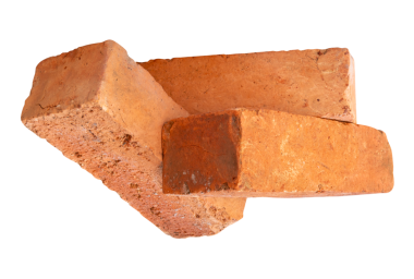 Yığındaki üç çatlamış eski kırmızı veya turuncu tuğla yan görünümü png dosya biçiminde kırpma yolu ile izole edilmiştir.