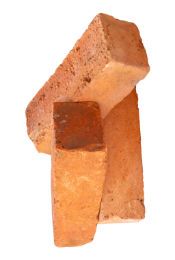 Yığındaki üç çatlamış eski kırmızı veya turuncu tuğla yan görünümü png dosya biçiminde kırpma yolu ile izole edilmiştir.