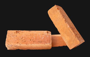 Yığındaki üç çatlamış kırmızı ya da turuncu tuğlanın yan görünümü kırpma yolu ile siyah arkaplanda izole edilmiştir..