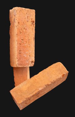 Yığındaki üç çatlamış kırmızı ya da turuncu tuğlanın yan görünümü kırpma yolu ile siyah arkaplanda izole edilmiştir..