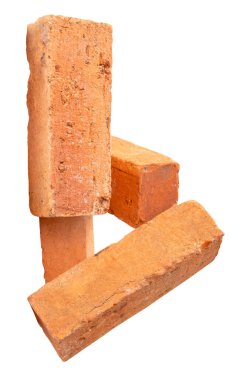 Kırık dört eski kırmızı ya da turuncu tuğlaların yan görünümü kırpma yolu ile beyaz arkaplanda izole edilmiştir.