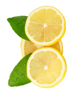 Olgun sarı limon meyvesi ya da yeşil yapraklı üç dairedeki dilimler beyaz arka planda kırpma yolu ile izole edilir..