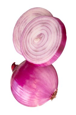 İki soğan dilimli kırmızı ya da mor soğan soğanı soğan soğanı beyaz arka planda kesme yolu ile izole edilir..