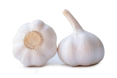 Yığındaki iki sarımsak ampulünün yan görünümü kırpma yolu ile beyaz arkaplanda izole edilmiştir..