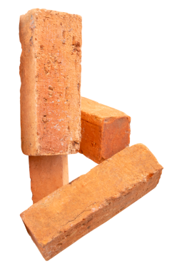 Yığındaki dört çatlamış eski kırmızı veya turuncu tuğla yan görünümü png dosya biçiminde kırpma yolu ile izole edilmiştir.