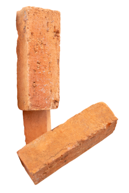 Yığındaki üç çatlamış eski kırmızı veya turuncu tuğla yan görünümü png dosya biçiminde kırpma yolu ile izole edilmiştir.