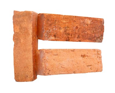 Yığındaki üç çatlamış kırmızı ya da turuncu tuğlanın yan görünümü kırpma yolu ile beyaz arkaplanda izole edilmiştir.