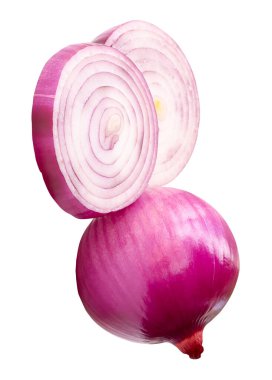 Tek taze soyulmamış kırmızı ya da mor soğan soğanı soğan soğan soğanı iki soğan dilimli yığın halinde beyaz arka planda kırpma yolu ile izole edilir..