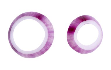 Üst görünüm taze kırmızı veya mor İspanyol soğan halkaları veya dilimleri kırpma yolu ile beyaz zemin üzerinde izole edilir.